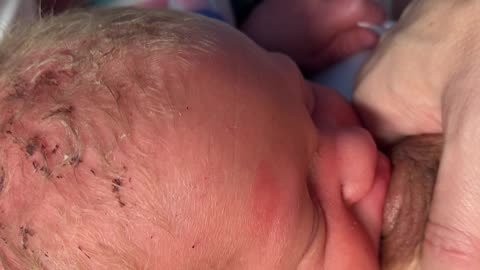 HOW TO LATCH A NEWBORN BABY ONTO THE BREAST FOR THE FIRST TIME//MIDWIFE HELPS ME 🙏❤️ #breastfeeding