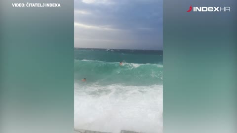 Kupanje u ogromnim valovima na Krku