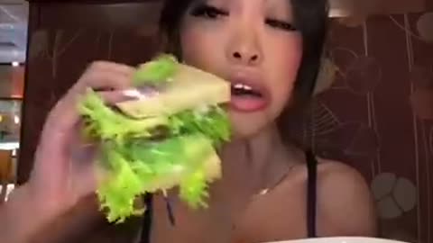 She become VIRAL for not tasting the FOOD?