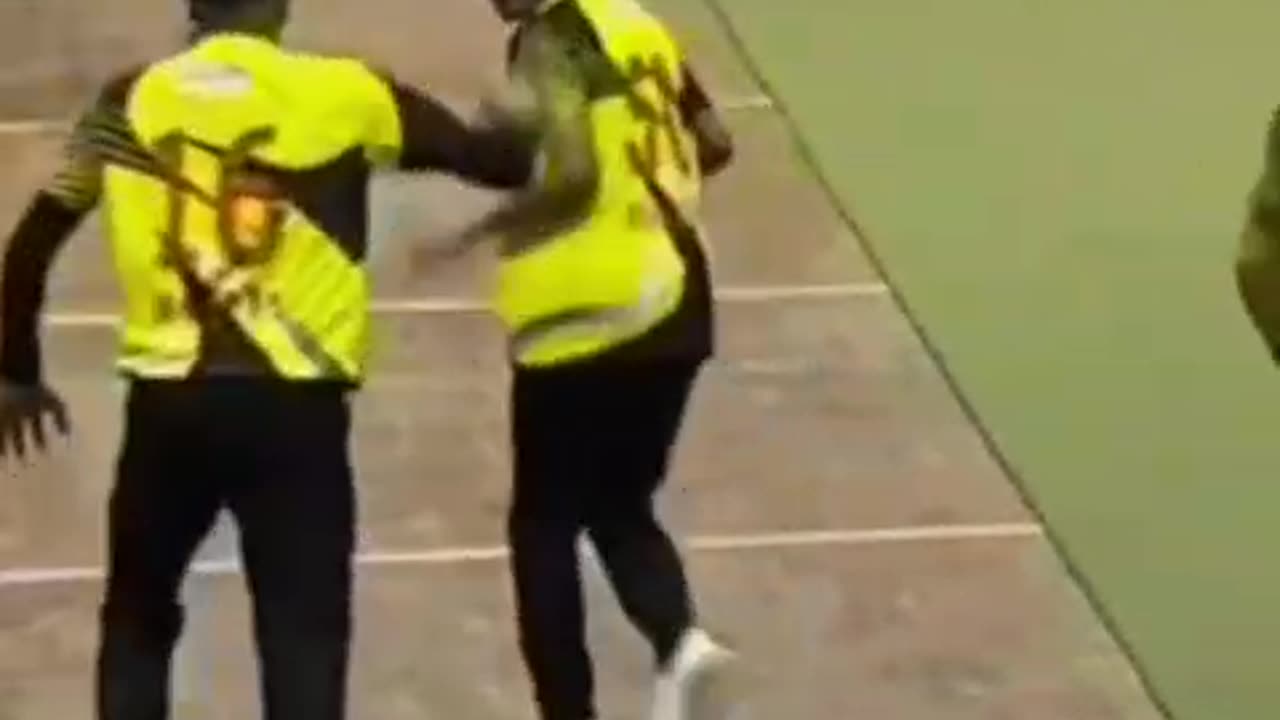Men will be men 🤣 fun cricket match 🏏 girl with boys