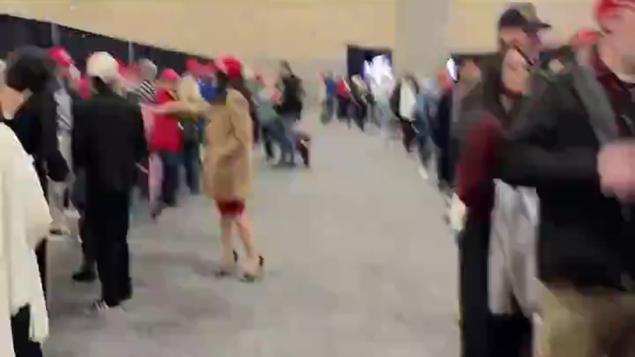 Crowd prepares for Trump to speak at Phoenix Convention Center