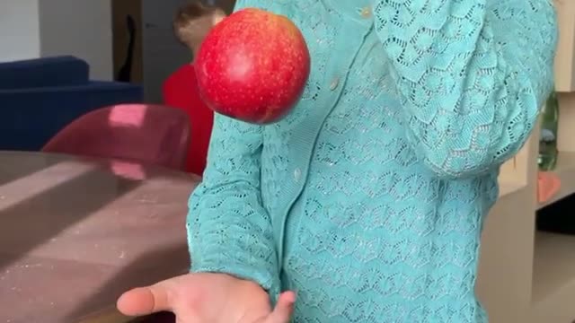 How little girl do magic with an apple 🍎