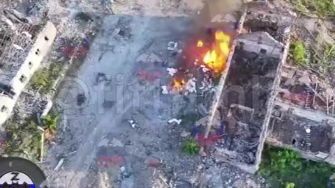 Ukrainian abandons his badly burned comrade. They were set on fire by a grenade from a Russian drone