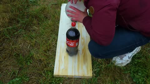 Experiment: Giant Coca Cola Balloon VS Mentos