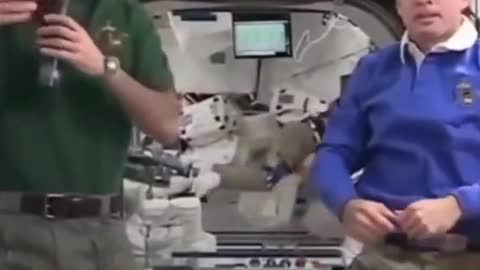 La NASA NASONA e le corde che sorreggono gli astronauti.