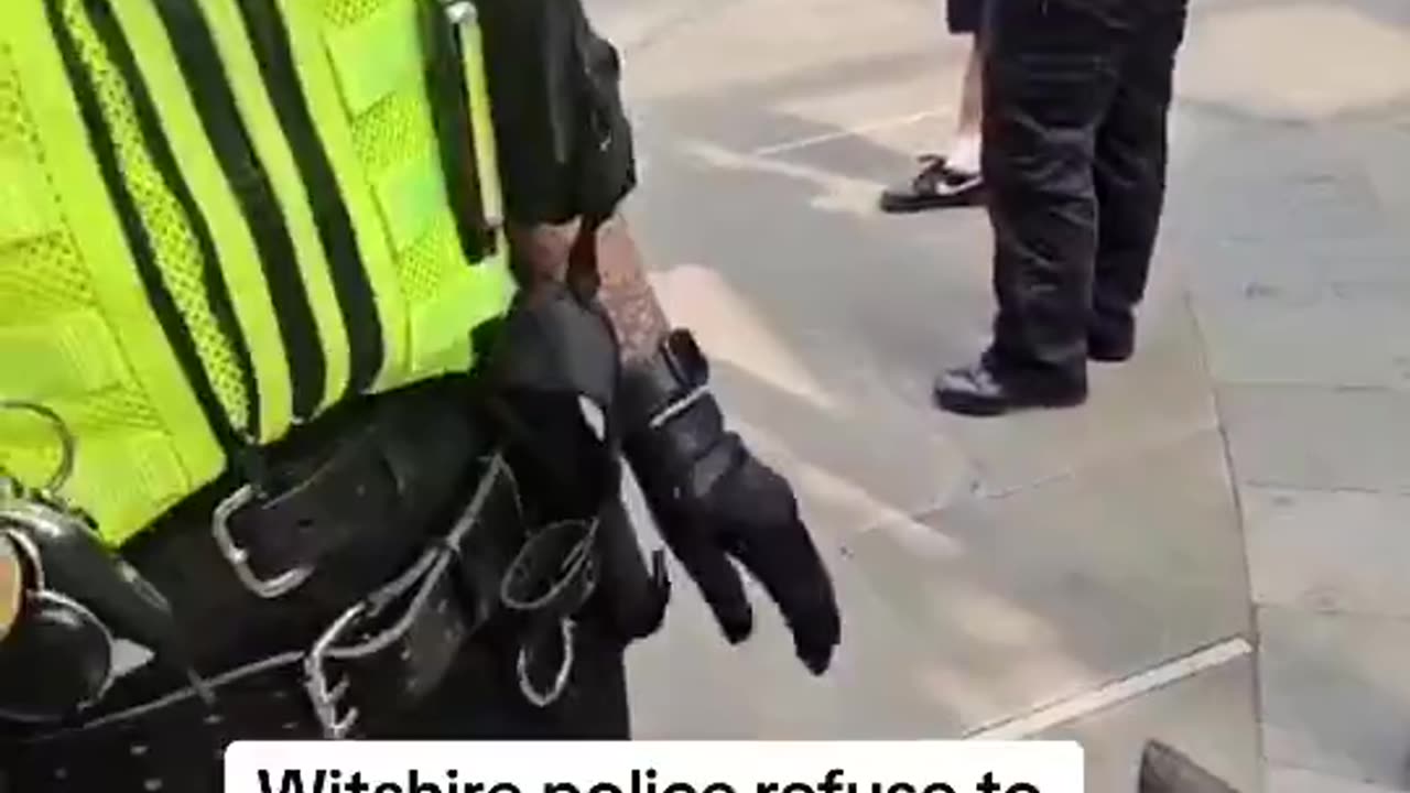 Swindon. Police refuse to arrest a man who claims to have a knife 🤔