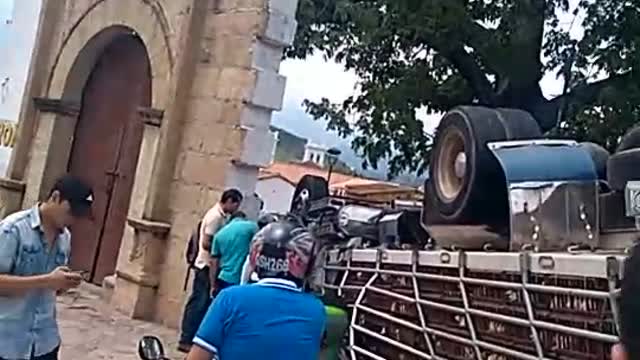 Camión se quedó sin frenos y se volcó en la ‘Puerta’ de Girón