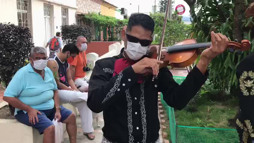 Mariachis se lanzan a las calles de Bucaramanga para buscar apoyo