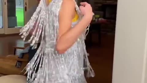 Real life transforming Cinderella dress! 👗😲￼