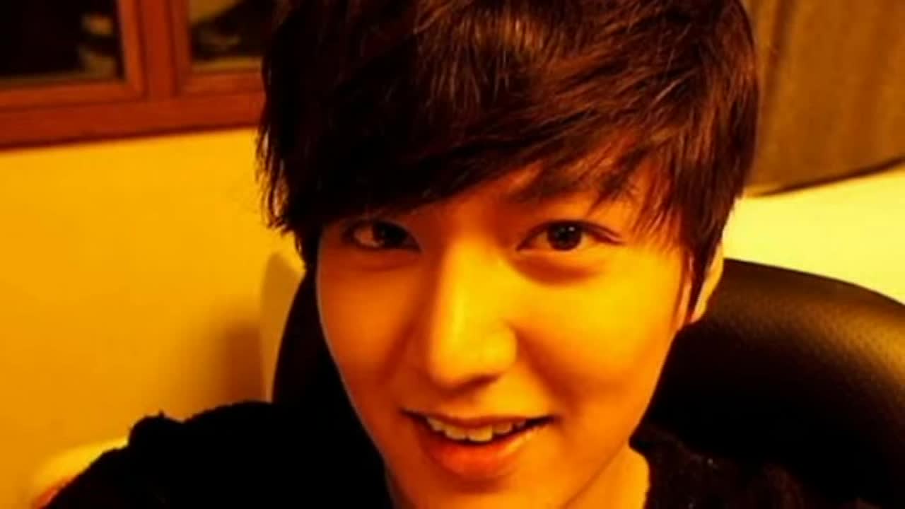 [news] Lee Min Ho shares an adorable selca and new year greetings