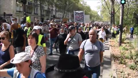 Parigi: immensa mobilitazione contro il Pass-sanitario