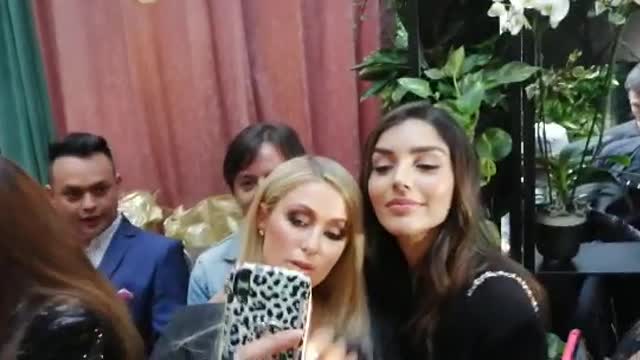 Laura González en la llegada de Paris Hilton