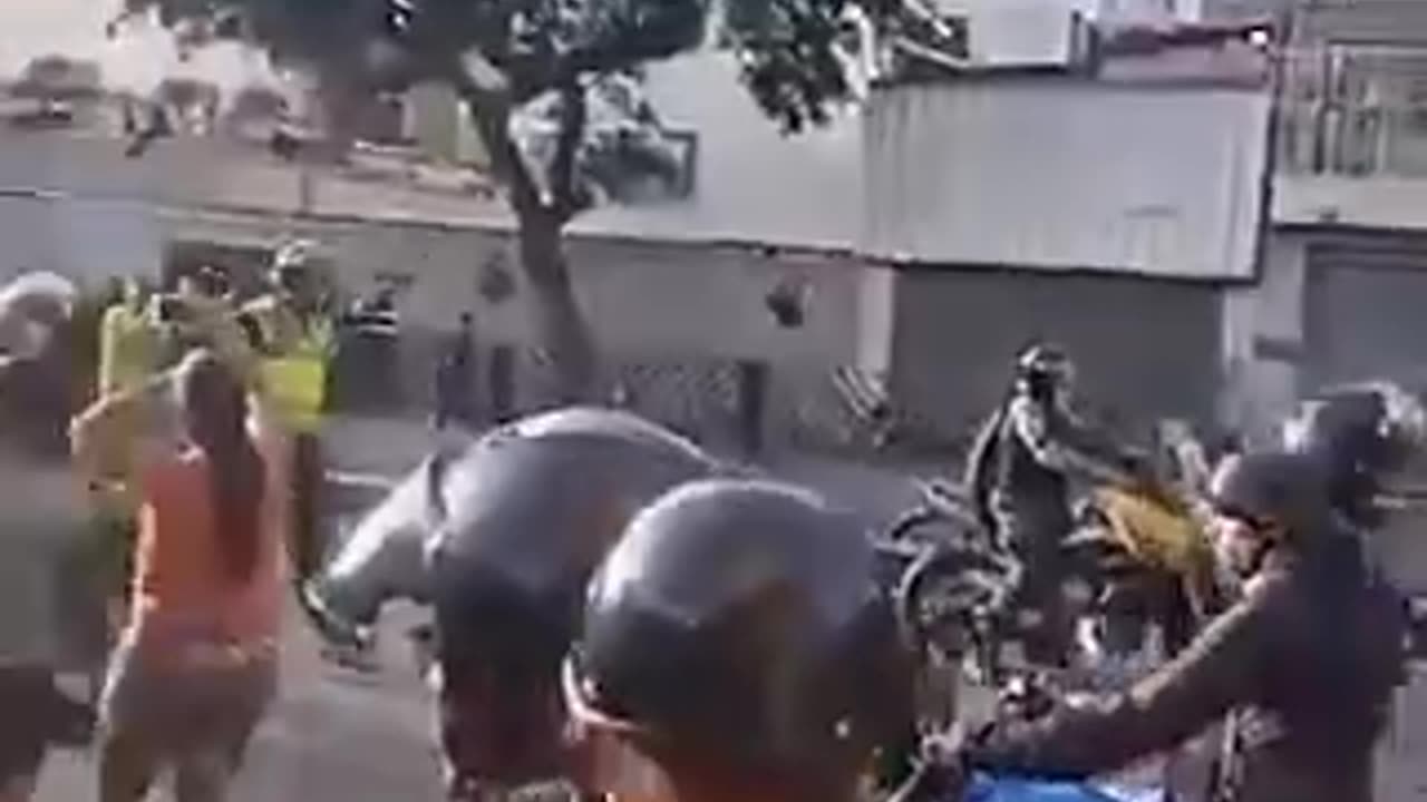 Police officers /soldiers are starting to side with the Venezuelan people!