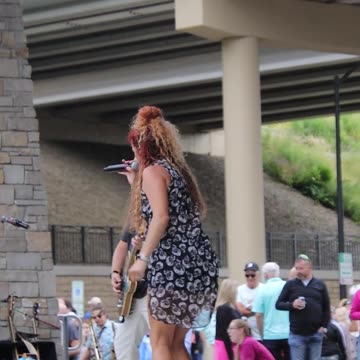 Boogie and the Yo-yoz sing Avril Lavigne's Sk8er Boi at Jones Park