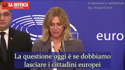 Parlamentari UE contro il green pass