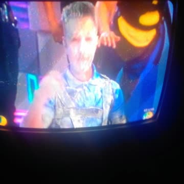 aviao passando perto da lua