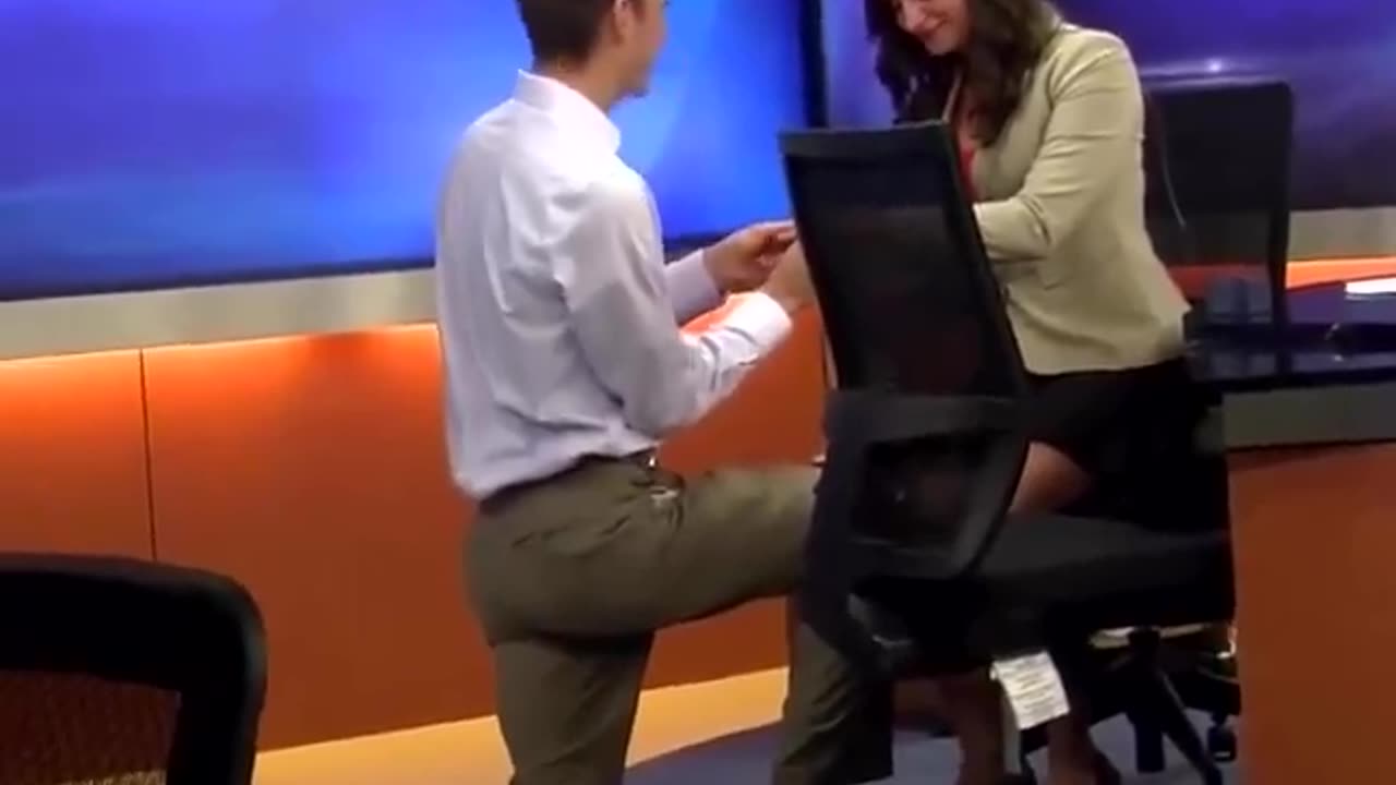 News anchor unintentionally introduces boyfriend's proposal during live newscast