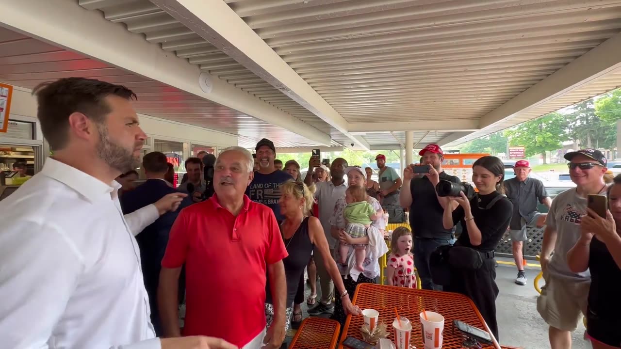 JD Vance offers to buy everyone a root beer float! 🇺🇸 #Michigan