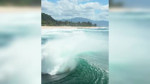 Veja o momento em que o surfista cai sobre a prancha.