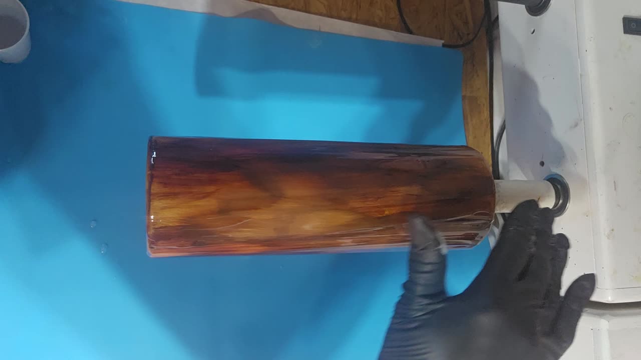 Epoxy a woodgrain tumbler