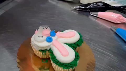 Mini bunny cupcake cake