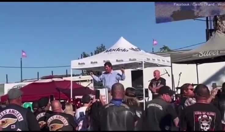 Tucker Carlson appears at the funeral of Hells Angels leader in California