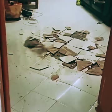 TENSO - Azulejos começam a pipocar do chão