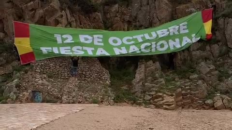 Despliegue de pancarta gigante en Blanes (Girona) por Vox