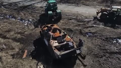 Efforts to recover the wreckage of a Russian BMP by an Ukrainian tractor 🚜