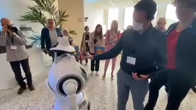 What is that scary robot?😨