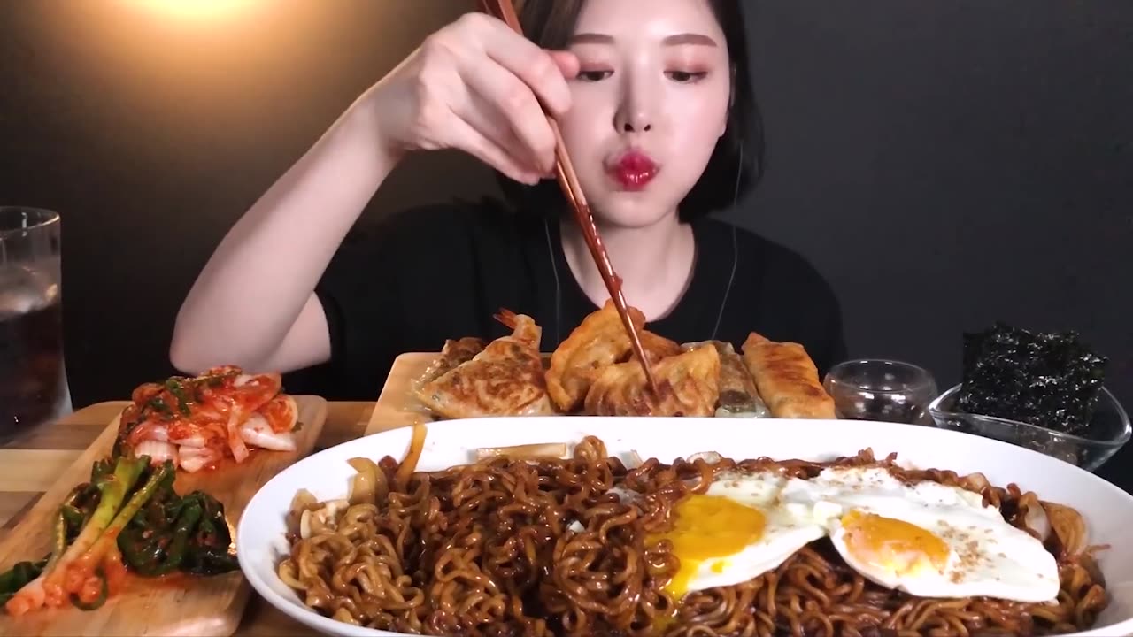 jjapagetti mukbang asmr eating show 炸酱方便面 fried eggs 目玉焼き짜파게티 먹방 파김치 겉절이 군만두 꿀조합 리얼사운드