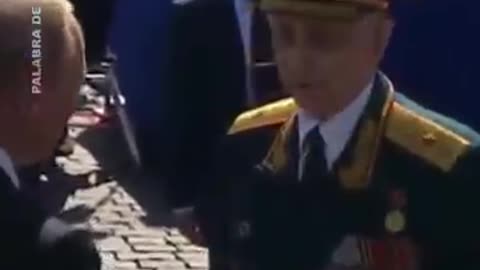 Putin interviene por un veterano al que empujan sus guardias de seguridad