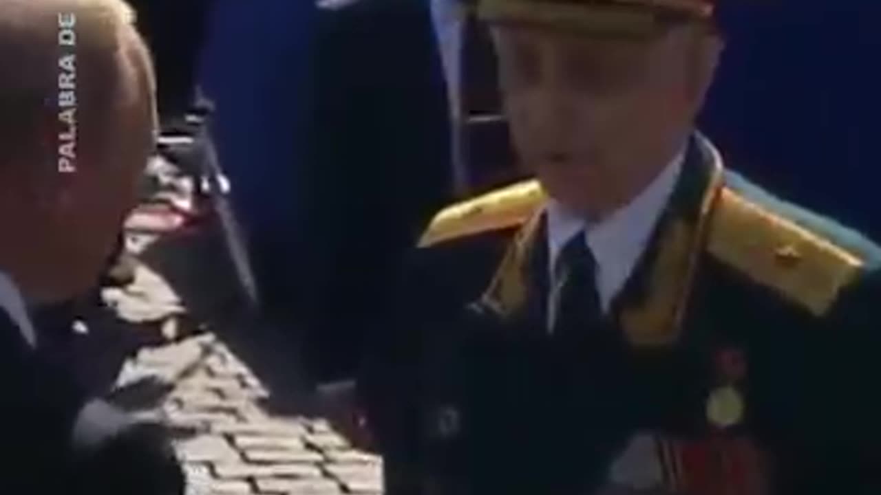 Putin interviene por un veterano al que empujan sus guardias de seguridad