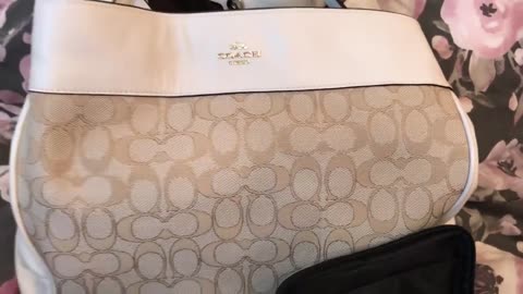 What's in my Coach Signature Lexy Bag w/ Wallet.