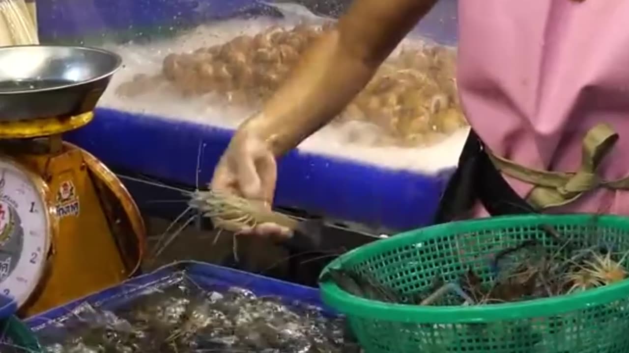 Exploring the BUSIEST Fish Market in Pattaya!