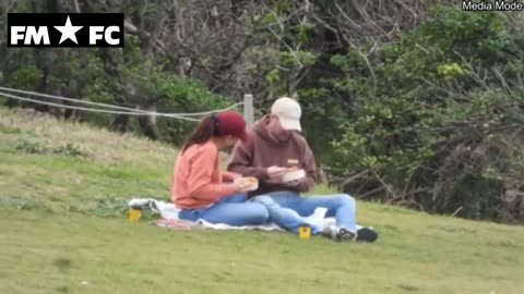 Kate Ritchie enjoys a ocean front picnic with a new man