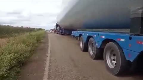 PEÇA DA BASE TORRE EÓLICA SENDO TRANSPORTADO NA SERRA ATÉ A BASE