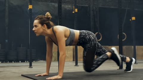 Girl doing mountain climbers🔥 Carzy