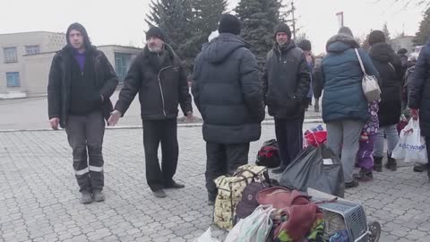 Evacuees escape from besieged city of Mariupol