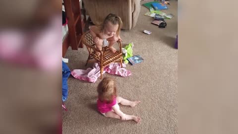 Diversión y fracasa Hermanos bebés jugando juntos