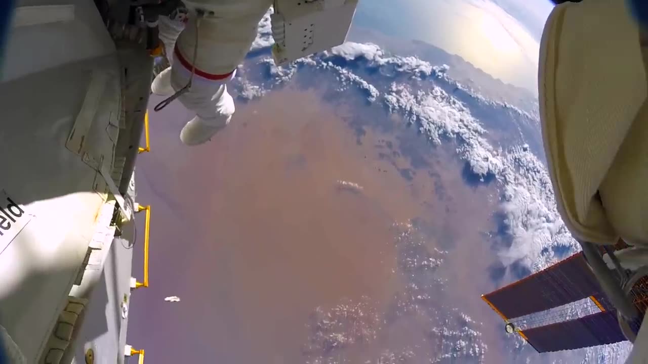 Astronautas pierden un escudo en el espacio por accidente (GoPro 8K)