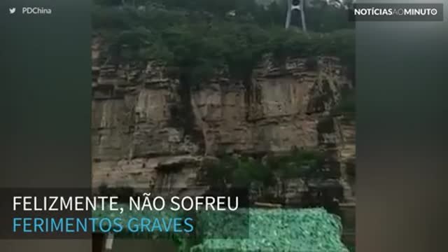 Corda de bungee jump se rompe e homem cai em rio