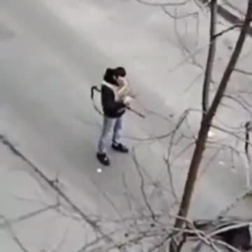 Ukraine Russia War Ukrainian civilians armed themselves to enforce cerfew shoot innocent man