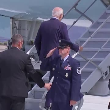 OBiden seems to have difficulty ascending the stairs of Air Force One.