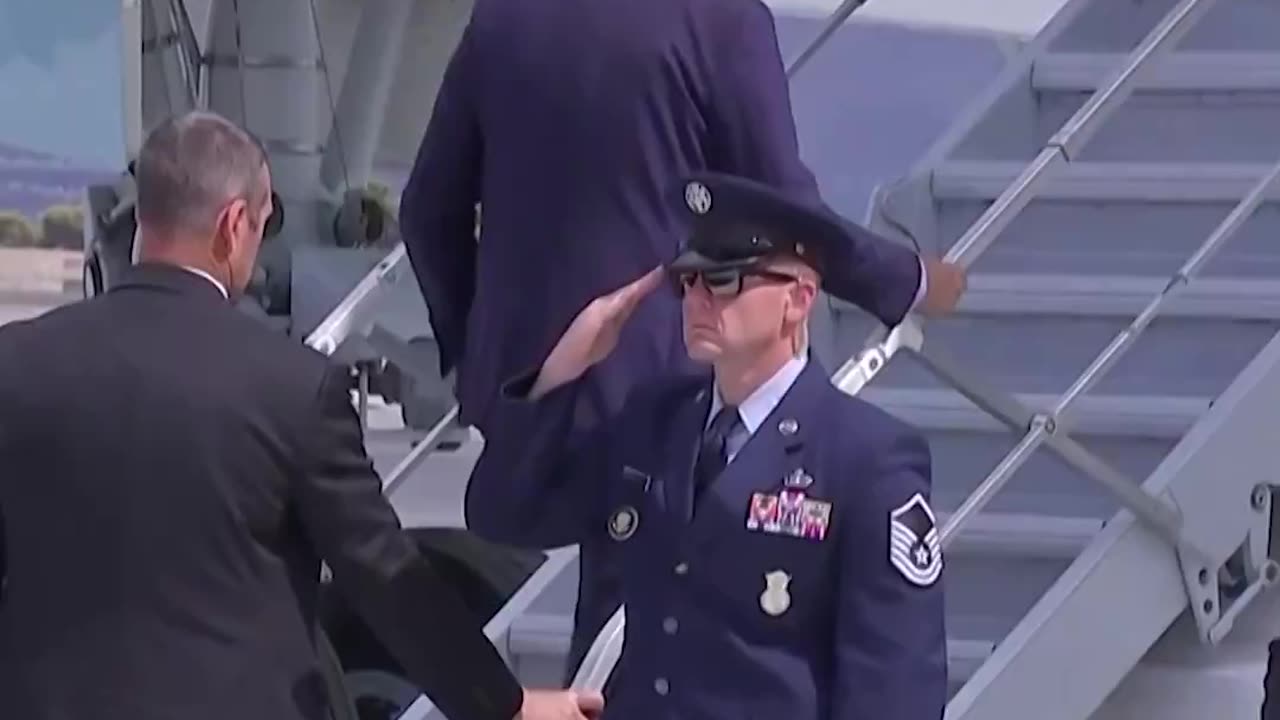 OBiden seems to have difficulty ascending the stairs of Air Force One.