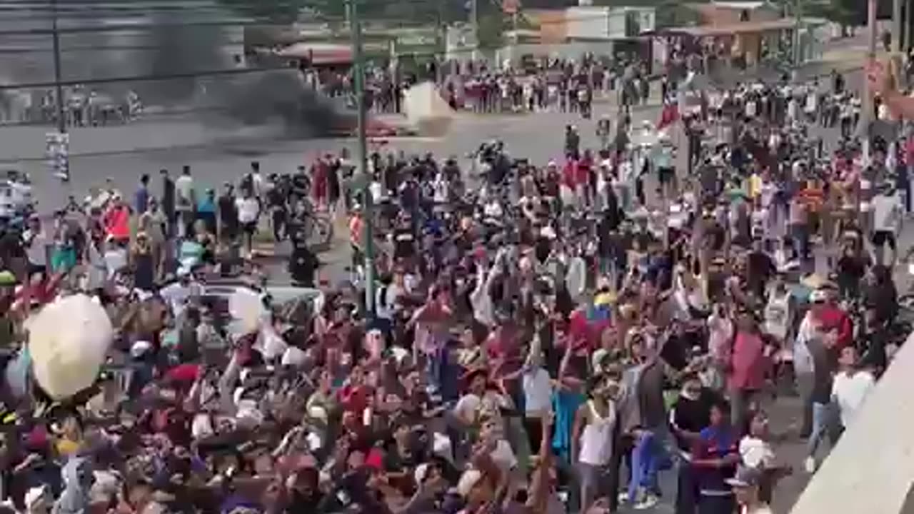 BREAKING: Venezuela bakery giving free bread to protesters who are out in