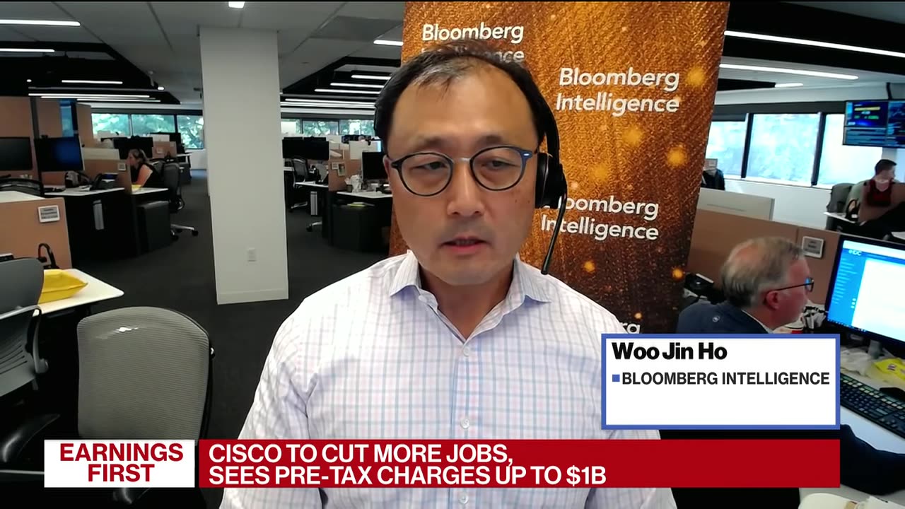 Cisco Gives Bullish Revenue Forecast, Plans to Cut Jobs