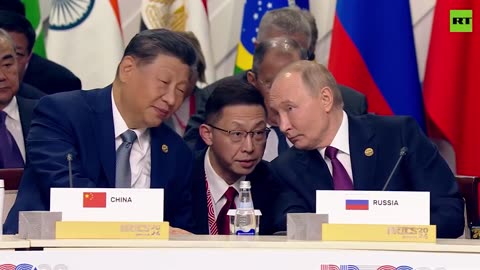 NOTIZIE DAL MONDO Putin e Xi si impegnano in una chiacchierata privata al BRICS 2024 a Kazan.Mistero suggellato da una stretta di mano su che cosa si siano detti in privato