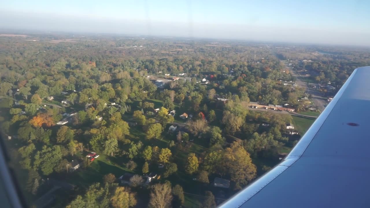 Delta CRJ-200 landing Lansing, MI in Fall - Oct. 14, 2018