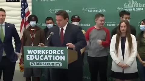 Gubernator Florydy Ron DeSantis beszta uczniów za noszenie masek